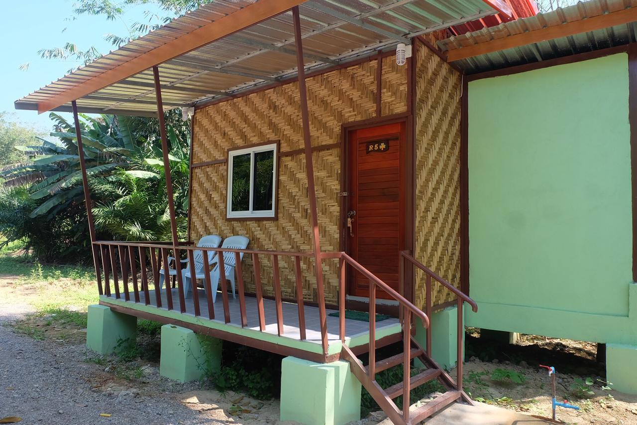 Khaosok Bamboo Huts Resort Khao Sok National Park Bagian luar foto