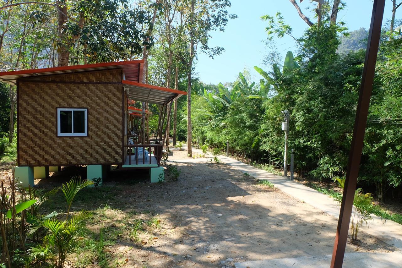 Khaosok Bamboo Huts Resort Khao Sok National Park Bagian luar foto